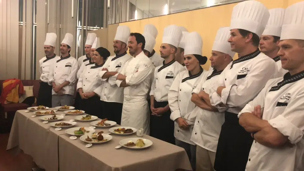 Brigade de chefs et présentation d'assiettes